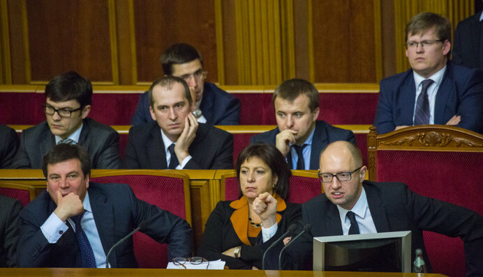 Правитель­ство пре­небре­гает парла­ментом