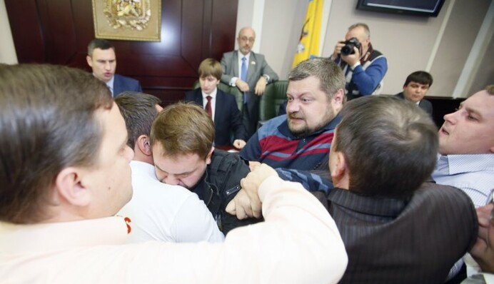 Депутатам хотят запретить выяснять отношения