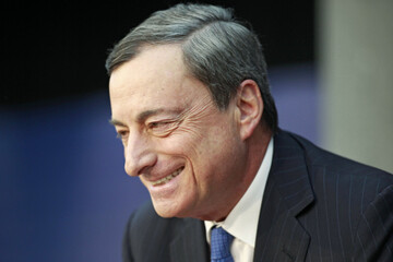 Европейский центробанк приносит евро в жертву экономическому росту