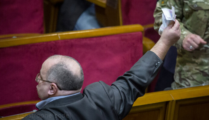 Депутаты не хотят жить на одну зарплату