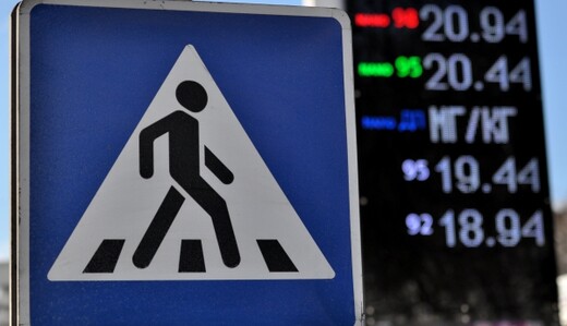 Бензин стремится к доллару