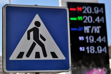 Бензин стремится к доллару