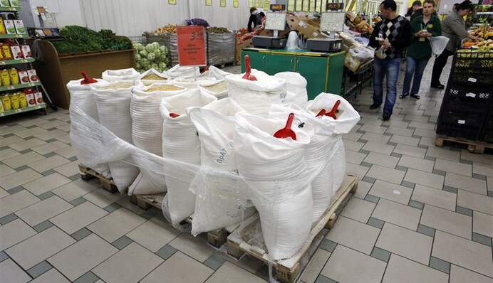 Производители повышают цены на сахар и крупу