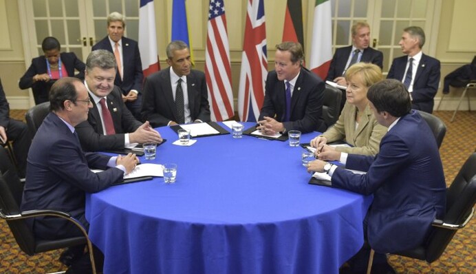 FT: Петр Порошенко шантажировал Владимира Путина, чтобы добиться прекращения огня