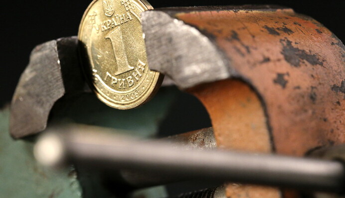 Нацбанк затормозил падение гривны