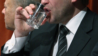 Василий Волга занимает левый ряд