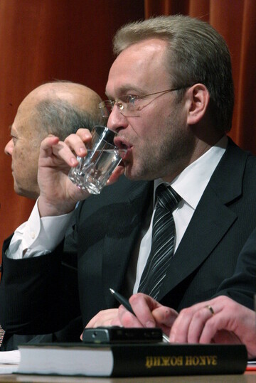 Василий Волга занимает левый ряд