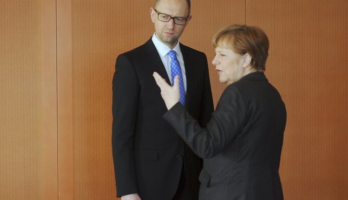 Меркель показала Яценюку «желтую карточку»