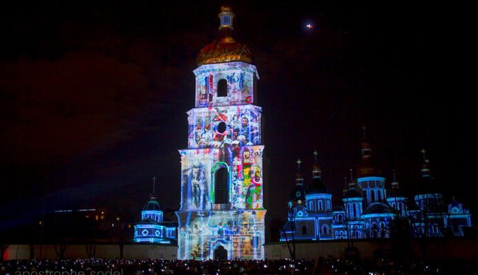 В Киеве показали грандиозное световое шоу: самые яркие фото