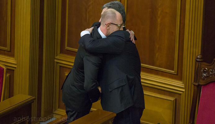 ​Яценюк уходит от отставки