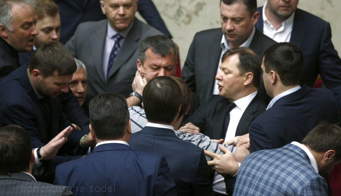 Потасовка в Раде: как соратник Ляшко пытался избить коллегу костылями. Опубликованы фото