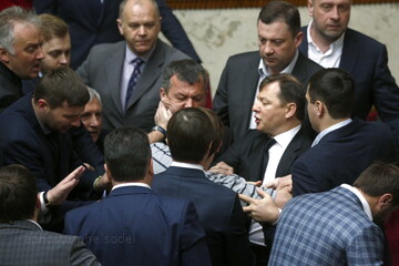 Потасовка в Раде: как соратник Ляшко пытался избить коллегу костылями. Опубликованы фото