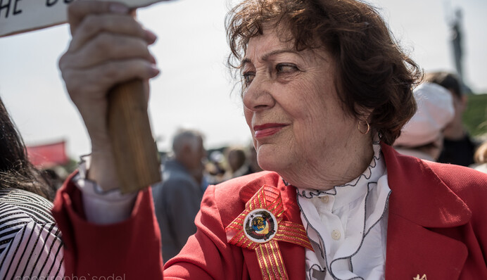 Праздновать Первомай вышли Ленин и люди с плакатами про 
