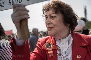 Праздновать Первомай вышли Ленин и люди с плакатами про "фашизм": фото из Киева