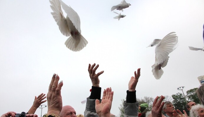 Фото и видео годовщины трагедии в Одессе: тысячи силовиков, цветы и голуби