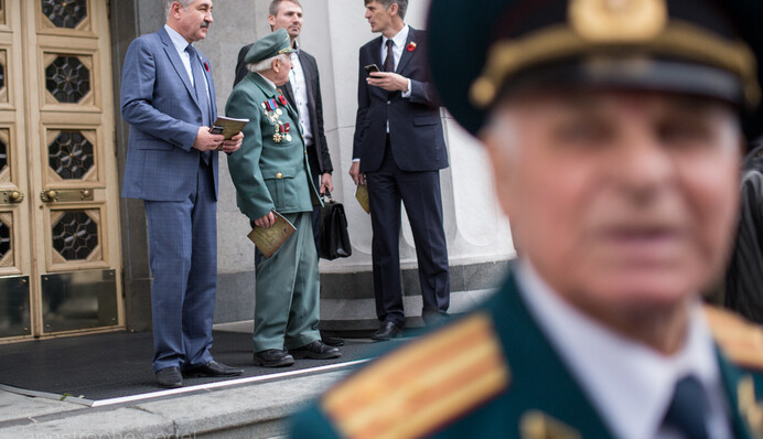 Четыре президента, места для ветеранов и бойцы АТО. Эксклюзивные фото из Рады