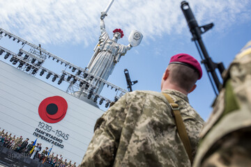 Порошенко, военные и Родина-мать в венке: как Киев отметил годовщину победы над нацизмом