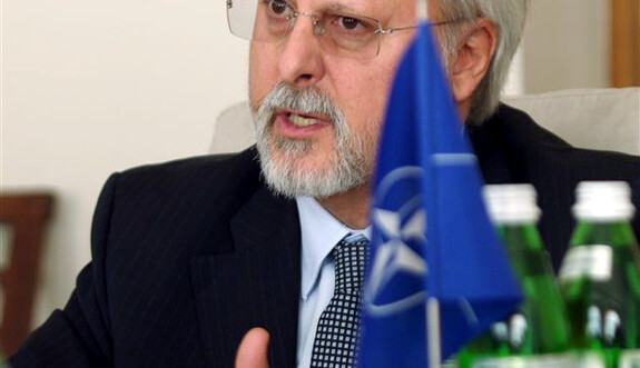 Российские войска способны вторгнуться в Украину в сжатые сроки,— помощник генсека НАТО