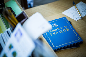 Прессинг власти и война: что мешает Украине получить новую Конституцию