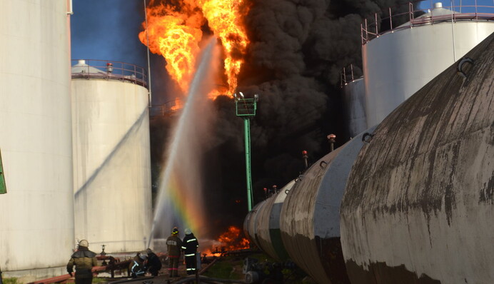 Пожар на нефтебазе под Васильковом: кто виноват, и чем это грозит экологии