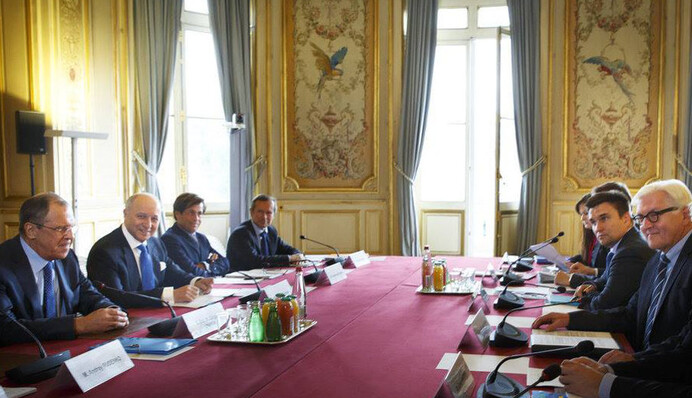 С террористами на равных. Украину вынуждают начать диалог с лидерами ДНР и ЛНР