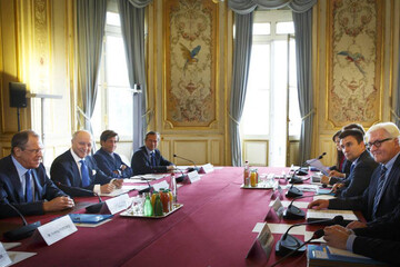 С террористами на равных. Украину вынуждают начать диалог с лидерами ДНР и ЛНР