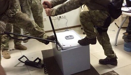 Ковер из валюты: реакция соцсетей на скандал в ГПУ