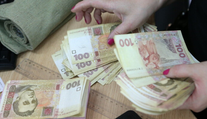 Украинцев хотят ограничить в наличных деньгах: к чему это приведет