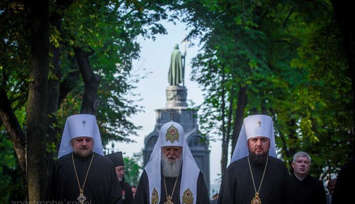 Смех Порошенко, зевающий Кличко и уникальные запонки: самые яркие фото с годовщины Крещения Руси