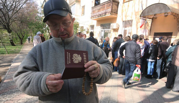 Новый план Кремля: зачем в ЛНР и ДНР хотят раздавать российские паспорта