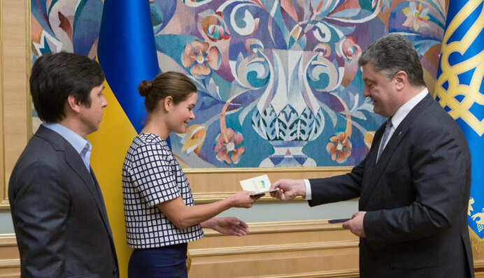 Мария Гайдаренко: соцсети о том, как Порошенко выдает украинские паспорта