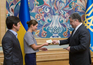 Мария Гайдаренко: соцсети о том, как Порошенко выдает украинские паспорта