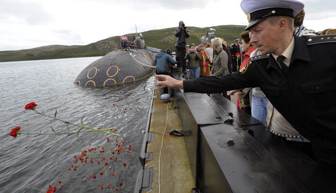 Россия 15 лет идет на дно: соцсети припомнили Путину гибель подлодки 