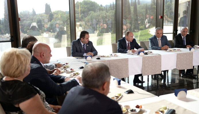 Путин бесится из-за Украины: соцсети высмеяли визит президента России в Крым