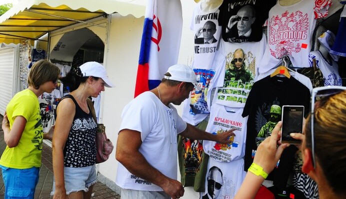 Почему россияне носят футболки с Путиным