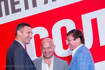 Радовались, обнимались и целовались: самые яркие фото объединения Порошенко и Кличко