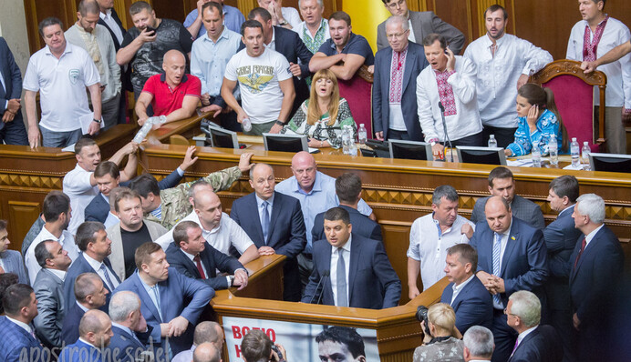 Конституцию Украины начали менять с кровью и скандалами: чего ждать Донбассу