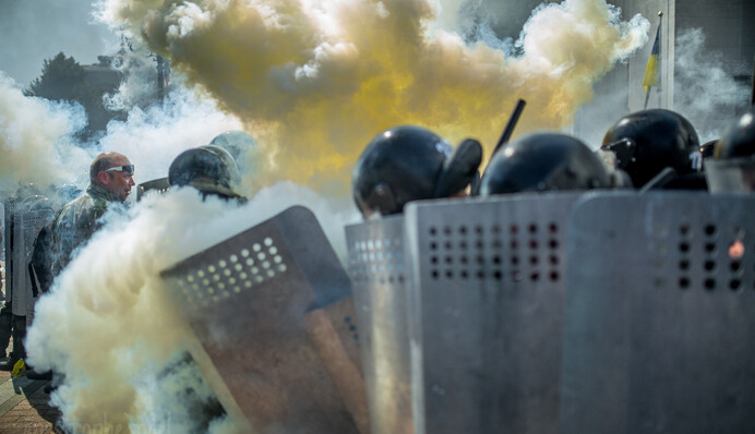 Дубинки, оружие, дым и взрывы: опубликованы новые фото побоища под Радой