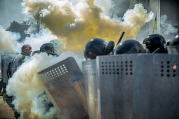 Дубинки, оружие, дым и взрывы: опубликованы новые фото побоища под Радой