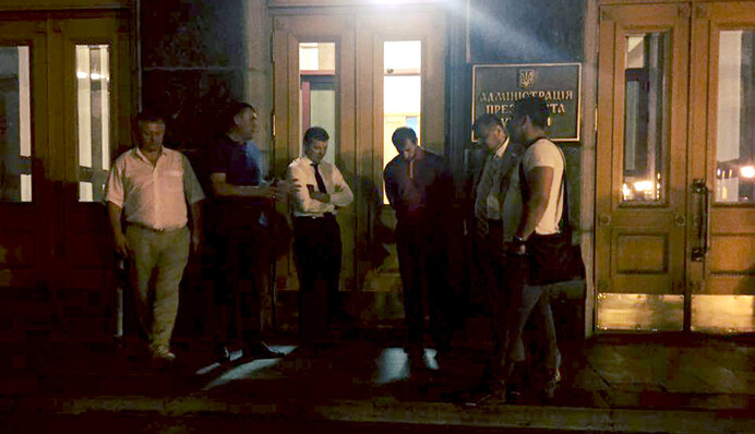 Почему Ляшко пришел к Порошенко без коров: соцсети высмеяли ночной 