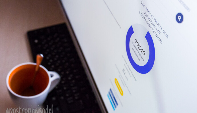 Оружие, иномарки, премьер Саакашвили: чего украинцы чаще всего хотят от Порошенко