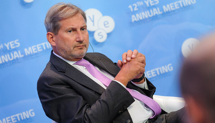 Когда украинцам станет лучше от сближения с ЕС, и что будет с визами,— прогноз еврокомиссара Хана