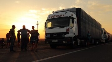 Нет продуктов, чтобы трактором давить: блокада Крыма продолжает будоражить соцсети