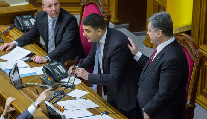 Порошенко и Гройсман отложили на будущее скандальный закон о валютных кредитах