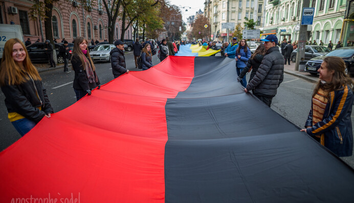 Путин с автоматом и портреты Бандеры: самые яркие фото 