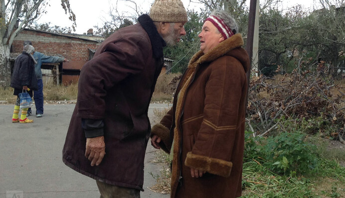Жители разрушенного поселка под Донецком перестали ругать ВСУ: фото, видео и репортаж из зоны АТО