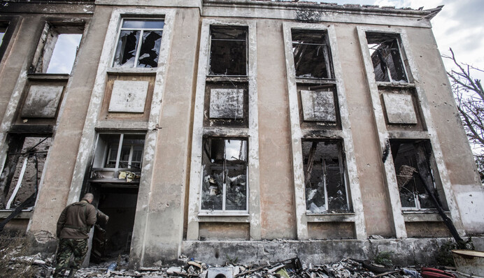 Лицо войны на Донбассе: фото из разрушенных боями Песок