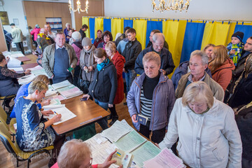 Большие проблемы на Донбассе и анекдот с Чубаккой в Одессе: как голосовала Украина
