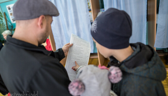 Политики скупают украинцев с помощью бригадиров и домовых: детали схемы