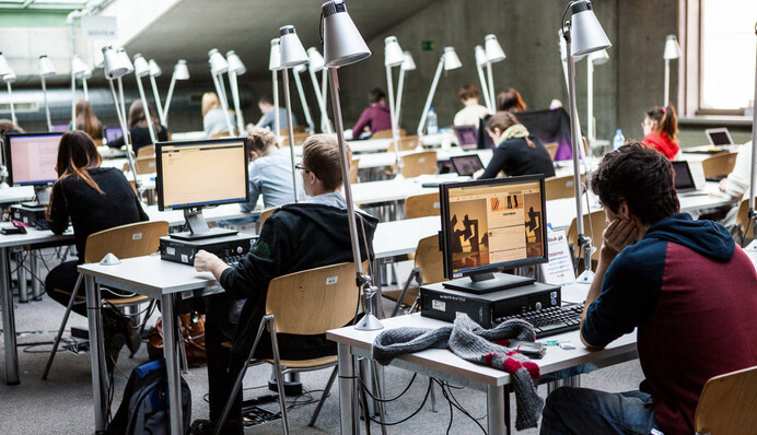 Почему украинцы все чаще едут учиться за границу: инфографика и цены